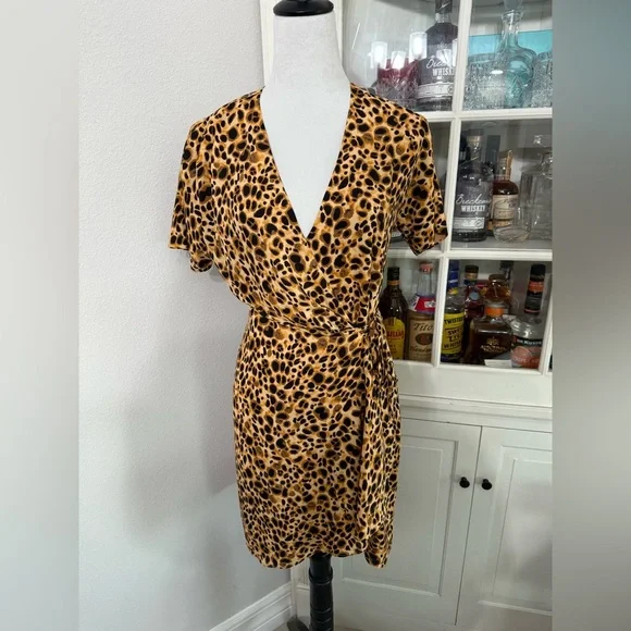 Aritzia Babaton Wallace Short Sleeve Wrap Dress V-neck Animal Print - Picture 2 of 8